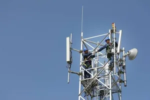 一张科技感蓝色背景的示意图,展示6G网络与5G、5G-A在峰值速率、体验速率、时延、可靠性、定位精度、连接密度和能效等维度的对比柱状图或指标卡片