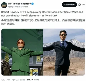 小罗伯特·唐尼身穿深色西装,面带标志性微笑,站在漫威电影宇宙风格的蓝色光效背景前,胸前无钢铁侠装甲,也无毁灭博士面具或盔甲