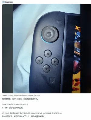 一张特写照片,展示Nintendo Switch 2单个Joy-Con手柄的左摇杆区域,橡胶胶皮严重磨损、起毛、边缘开裂,露出下方浅色基底,其余部分外观完好。