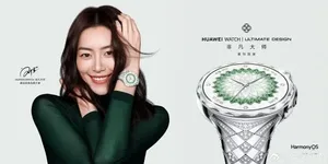 华为WATCH非凡大师星钻绽放款智能腕表特写,表盘呈圆形,表镜为多切面蓝宝石玻璃,表冠镶嵌钻石呈玉兰花造型,表带饰有天然钻石,整体呈现高奢珠宝风格。