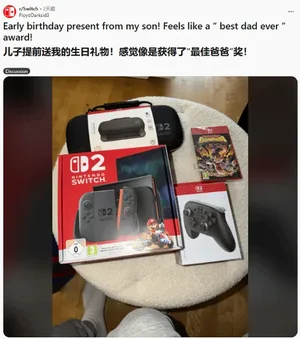 一张游戏主机宣传图,画面中央为Nintendo Switch 2主机(白色机身、可拆卸 Joy-Con 手柄),下方配有一套《马里奥赛车》游戏卡带及封面,背景为浅色渐变,无真人出镜。