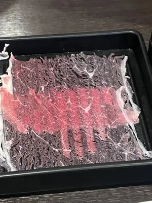 日本自助餐厅的猪肉薄如蝉翼引发争议,公司滑跪道歉后恢复正常