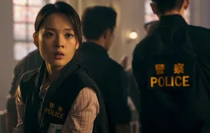 游戏《对不起，我是警察》宣传图：三位女性角色并排站立，左为短发警花Mary，中为成熟妩媚的莹姐，右为红毯女星梦瑶，均着港风服饰，背景为暗调霓虹都市夜景。