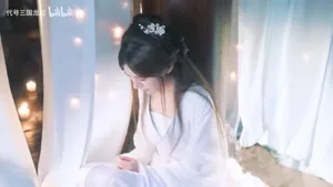 《代号三国:龙起》宣传图,四位女性角色立绘并排呈现,分别身着不同风格的古风服饰,代表小乔、蔡昭姬、甄宓、邹素,背景为水墨风格三国元素