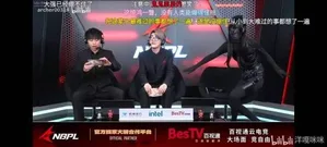 《永劫无间》女解说‘铁头娃小喳喳030’身穿全黑紧身衣、黑色长发,面部完全涂黑,端坐于游戏解说席前,背景可见赛事直播设备与屏幕。