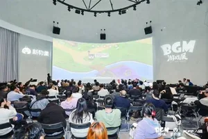 新物集BGM游戏展上海站现场,多人围站在一张长桌旁体验桌游,桌上摆放多款桌游组件,背景可见展会标识和观众人流。