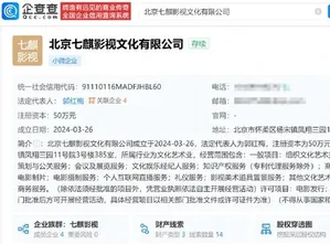 李小冉在短视频中演唱《心愿便利贴》的截图，画面显示她面对手机自拍镜头，表情略显无奈，背景为居家室内环境。