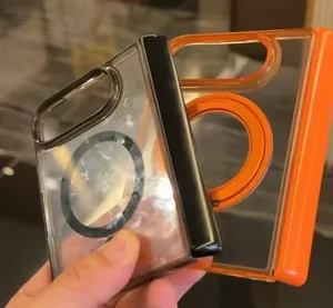 一张iPhone Ultra折叠手机保护壳的特写照片,壳内侧清晰印有MagSafe磁吸圆环标识,壳体为黑色光滑材质,无其他配件或文字信息。