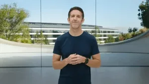 苹果公司新任CEO约翰·特努斯（John Ternus）的正式肖像照，中年男性，西装领带，面带微笑，背景为简洁浅色办公环境。