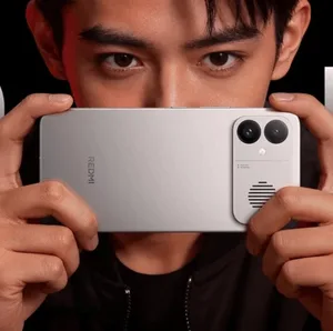 REDMI K90 Max手机正面特写,黑色直板设计,居中挖孔屏幕,底部有REDMI品牌logo,机身侧面可见音量键与电源键,无其他明显配件或文字信息。