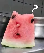 一张《我的世界》游戏截图,画面中一名玩家角色站在沙漠神殿旁,神殿结构完整,周围为沙砾地形,无挖掘或破坏痕迹,阳光明亮,视角平视