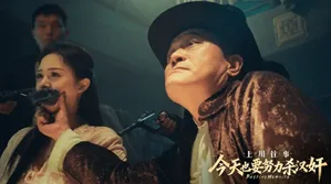 游戏《今天也要努力杀汉奸 - 上川往事》Steam商店页面截图,显示标题、发售日期(2026年7月7日)、第三人称谍战题材介绍及‘黑色幽默’‘荒诞现实’等关键词描述。