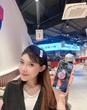 浪胃仙在直播画面中正面出镜,佩戴黑色眼镜,鼻部特征明显,鼻孔大小不一,面部略显浮肿,背景为简易室内直播场景。