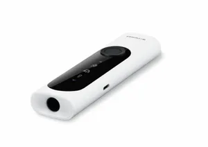 Withings BeamO 四合一健康扫描仪实物图,手持式白色设备,顶部有圆形传感器区域,侧面可见电源键和接口,置于浅灰色背景上。