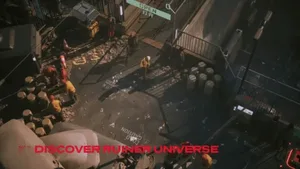 《RUINER 2》游戏画面截图:一名身穿黑色高领战术服、佩戴发光义眼的赛博朋克风格主角持枪半蹲于霓虹光影交错的雨夜城市街道,背景可见巨型全息广告牌与摩天楼群。