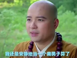 导演易小星在公开场合发言的现场照片,他身穿黑色上衣,站在话筒前,背景为蓝色幕布与活动主题字样。