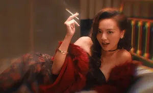 游戏《对不起，我是警察》三位女性角色立绘并排展示：左侧短发干练的Mary身着警服，中间优雅成熟的莹姐穿旗袍，右侧红毯风格的梦瑶身着亮片礼服，背景为暗色港风霓虹纹理。