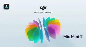 DJI Mic Mini 2无线麦克风发射器特写,展示其磁吸可替换面板设计,当前安装为浅蓝色面板,机身简洁圆润,顶部有收音孔和指示灯。