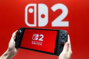 一张任天堂Switch游戏卡带特写图,卡带正面印有《朋友收集:梦想生活》英文名'Tomodachi Life'及任天堂Logo,背景为浅色纯色。