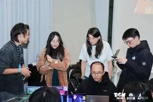 新物集BGM游戏展上海站现场照片,展示‘新物好奇集’区域,陈列多款色彩鲜艳的解压捏捏玩具和潮流盲盒手办,观众在展台前驻足观看。