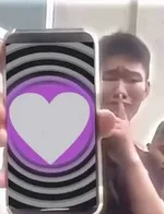 一张网络配图，画面为一个冒着蒸汽的黑色大锅，锅中漂浮着发光的蓝色数据流与模糊的人形轮廓，锅外环绕着电路板和AI芯片图标，风格为赛博朋克风数字插画。