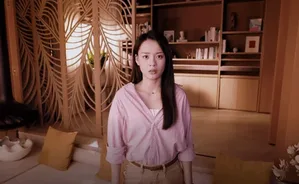游戏《对不起，我是警察》三位女性角色立绘：左为短发干练的警花Mary，中为成熟妩媚的莹姐，右为红毯女星梦瑶，三人均着港风服饰，背景为暗色调霓虹都市剪影。