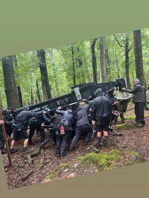 一张电影片场用的场记板，上面印有林克手持大师剑的彩色概念图，背景为浅色，文字不可辨识。