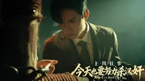 游戏《今天也要努力杀汉奸 - 上川往事》Steam商店页面截图,显示标题、发售日期(2026年7月7日)、第三人称视角宣传图及‘黑色幽默’‘谍战互动影游’等关键词描述。