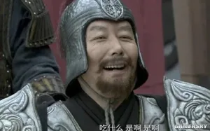一张《我的世界》游戏截图,画面中一名玩家角色站在沙漠神殿旁,神殿呈金字塔状,由橙色砂岩构成,顶部有绿色植被,周围是平坦的沙地,天空晴朗。