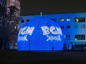 新物集BGM游戏展上海站现场,多名观众围在‘新物好奇集’区域前,观看并体验各类解压捏捏玩具和潮玩展品。
