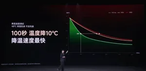 REDMI K90 Max手机正面特写,显示6.83英寸大屏,屏幕点亮呈现高亮度游戏界面,右上角可见状态栏,机身采用哑光质感直角边框设计