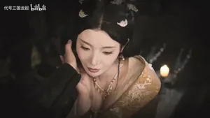 《代号三国:龙起》宣传图,四位女性角色立绘并排呈现:左一为小乔(邹佳佳饰),左二为蔡昭姬(钟晨瑶饰),左三为甄宓(王星辰饰),右一为邹素(钱思怡饰),均身着融合三国元素与现代审美的古风服饰,背景为虚幻5引擎渲染的恢弘战场远景。