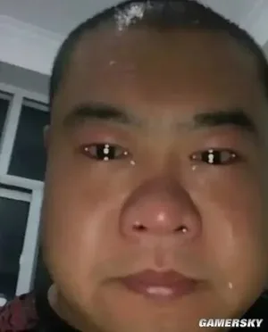 一张《我的世界》游戏截图,画面中一名玩家角色站在沙漠神殿旁,神殿结构完整,周围为沙砾与仙人掌,无挖掘或破坏痕迹,阳光明亮,天空湛蓝。
