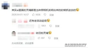一张科技感风格的示意图，展示一个透明人形轮廓被置于蒸馏装置中，上方有数据流和代码符号升腾，背景为蓝色电路板纹理，配图说明AI‘知识蒸馏’技术概念