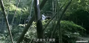 《英雄联盟》中拉克丝与恶魔小丑的对比图,两人并排站立,姿势高度相似,均面向前方,突出二者动作一致性的网络梗图