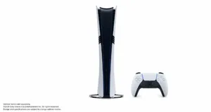 一张桌面俯拍图，展示一台PS5 Pro主机（无包装盒）、一个Dualsense Edge手柄和一台M2芯片iPad Air并排摆放，设备表面有反光，背景为浅色木质纹理桌面。