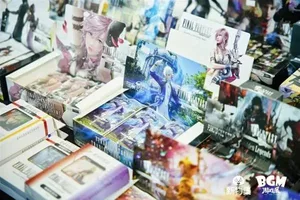 新物集BGM游戏展上海站现场照片:多人围站在一个明亮展位前,专注试玩一款独立游戏,屏幕上显示游戏画面,展位标有品牌标识和游戏名称,背景可见其他参展观众与展陈布置。