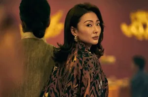 游戏《对不起，我是警察》三位女性角色立绘并排展示：左侧为短发警花Mary，居中为成熟妩媚的莹姐，右侧为红毯女星梦瑶，均身着港风服饰，背景为暗色渐变