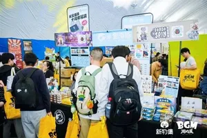 新物集BGM游戏展上海站现场照片:多人围站在一个布置有外星人、华硕、飞智品牌标识的独立游戏试玩区展台前,部分人专注试玩游戏,部分人驻足观看,背景可见展会横幅与人流。