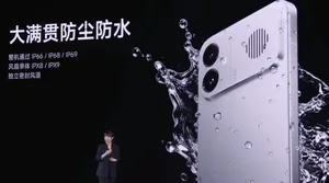 REDMI K90 Max手机正面特写,显示6.83英寸大屏,屏幕点亮呈现高亮度游戏界面,右上角可见状态栏图标,机身采用哑光黑色直角边框设计