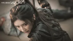 《代号三国:龙起》推广曲《叛道》MV截图,四位女演员身着不同风格的三国风服饰并排站立,背景为虚幻5引擎渲染的古风战场场景