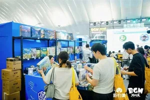 新物集BGM游戏展上海站现场,多人围站在独立游戏试玩区展台前,专注观看屏幕上运行的独立游戏画面,展台标有品牌合作方标识。