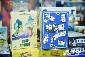 新物集BGM游戏展上海站现场照片:多人围站在一个布置有‘新物好奇集’标识的展区内,展台陈列多款彩色软胶捏捏玩具和潮流手办,观众正在观看或挑选。
