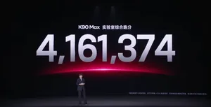 REDMI K90 Max手机正面特写,显示6.83英寸大屏、居中挖孔前置摄像头,屏幕点亮呈现游戏界面,右上角可见165Hz刷新率标识