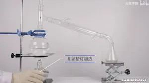 一张科技感风格的示意图，展示一个透明人形轮廓被置于蒸馏装置中，上方有蒸汽升腾，装置旁标注'知识蒸馏'字样，背景为蓝色电路纹理，用于说明AI模型压缩技术概念