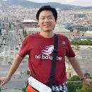 BGM游戏展广州站现场照片,展示室内展馆内多个游戏试玩摊位、玩家排队体验及悬挂的展会主题横幅,背景可见‘新物集BGM游戏展·广州站’字样和部分参展游戏海报。
