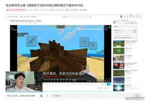 一张《我的世界》游戏截图,显示玩家角色站在沙漠神殿旁,神殿结构完整,周围是沙砾地形,阳光明亮,无角色互动或破坏行为。