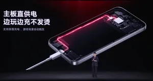 REDMI K90 Max手机正面特写,显示6.83英寸大屏、居中挖孔前置摄像头,屏幕点亮状态,界面为游戏帧率监测UI,右上角可见165Hz刷新率标识