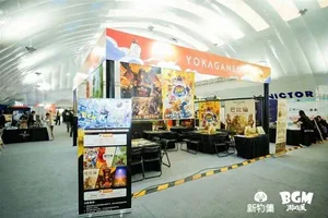 新物集BGM游戏展上海站现场,多人围站在一个摊位前观看他人玩独立游戏,摊位标有游戏名称和LOGO,背景可见展会横幅与人群。