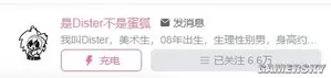 一张《我的世界》游戏截图,显示玩家角色站在沙漠神殿旁,神殿结构完整,周围为沙地与少量仙人掌,画面未出现挖掘、破坏或人物互动行为。